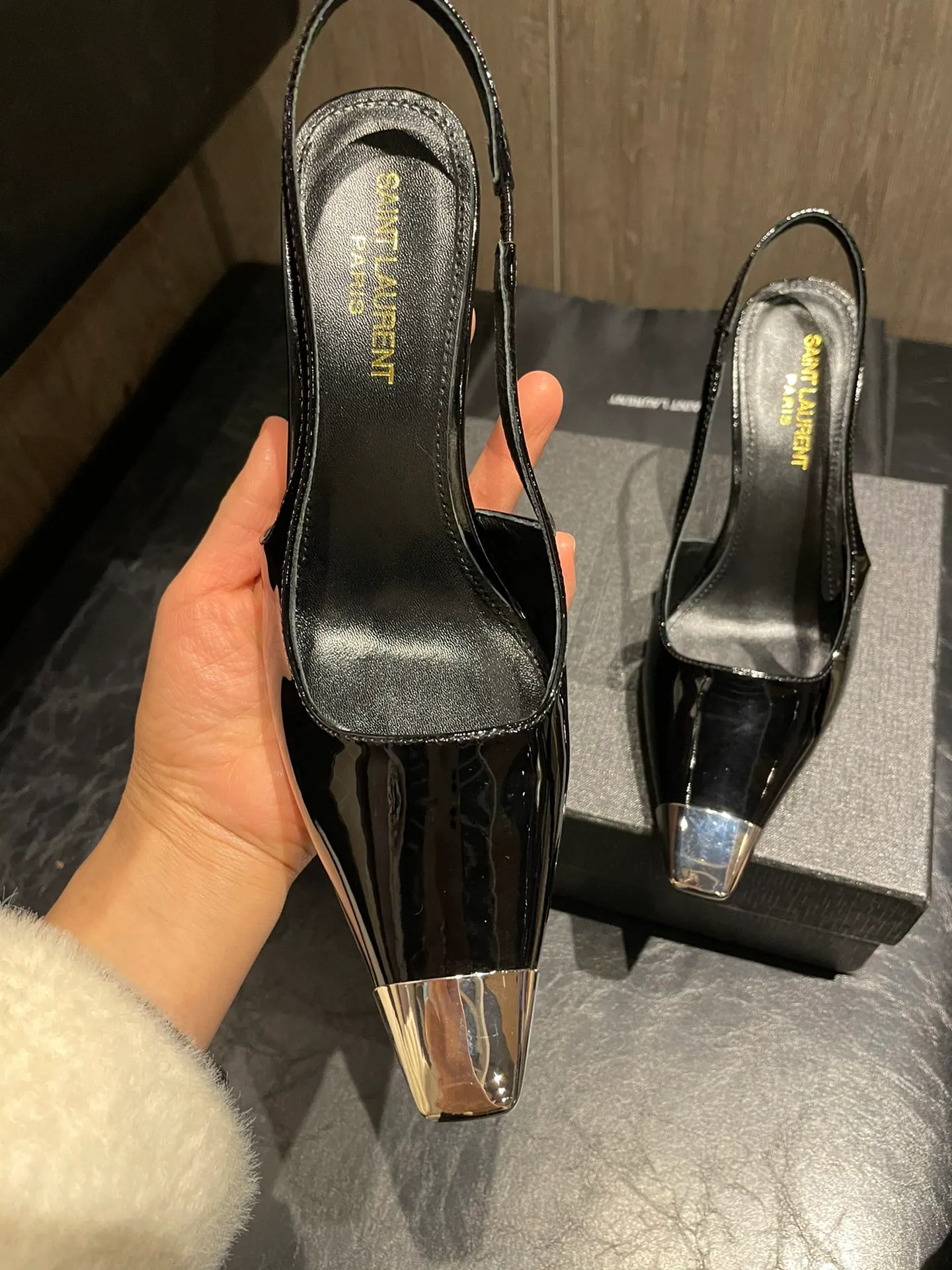👟👟Ex-factory price 480👟👟 Women's Shoes Women's Clothes Women's Shoes Women's Clothes 22 Spring and Summer SAINT LAURENT [color] [Color] YSL Ves👟👟Ex-factory price 480, one of the goddess series, popular goddess high heels, [Firecracker] [Firecracker] new elements full of personality, small square toe metal toe caps in different colors, so beautiful! The perfect combination of fashionable style and cool [Fireworks][Fireworks], the shoe last shape is completely reproduced at 1:1. Fabric: imported black patent leather, black calfskin, two colors. Lining: imported sheepskin. Feet: imported sheepskin. Heel height: 6cm 9cm 35-39 (customized at 34.40.41)